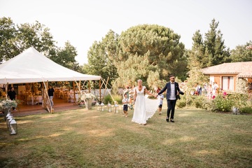 cortège à pied le jour du mariage