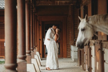 La Dolce Vita | Couple mariés avec un cheval
