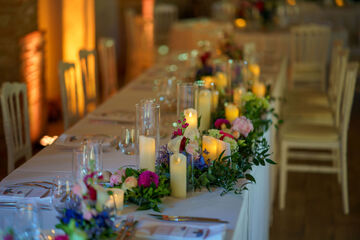 Déco fleurs et bougies table d'honneur