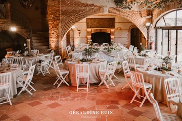 Déco salle briquettes et arche