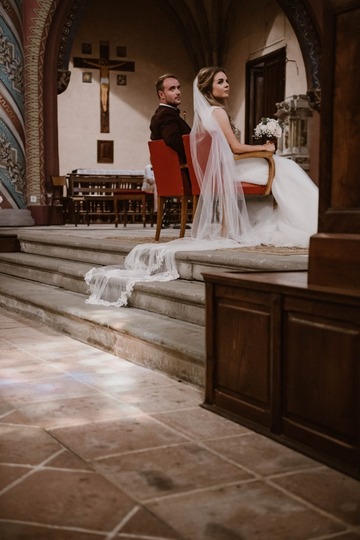 église avec mariés à l'autel