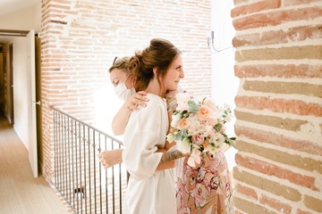 Emotion de la mariée à la découverte de son bouquet avec Lucile organisatrice mariage.jpg