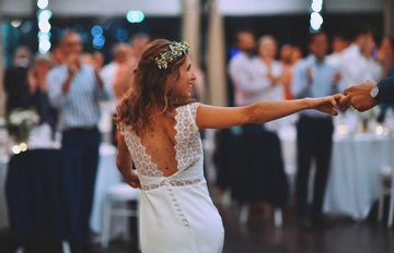 un homme récupère le bouquet lors du lancer