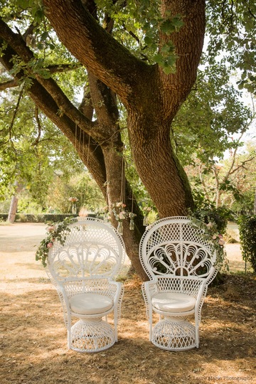 fauteuil-retro-blanc-mariage-en-extérieur