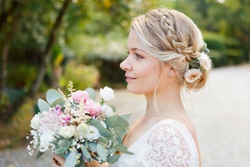 Fleurs cheveux en accord avec bouquet