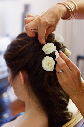 Fleurs naturelles dans les cheveux