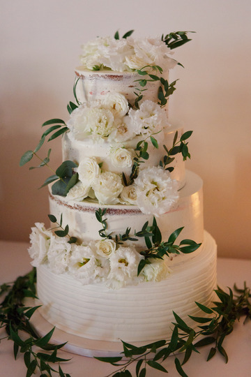 Gateau de mariage avec fleurs naturelles