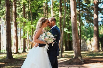 Photo de couple sous les arbres