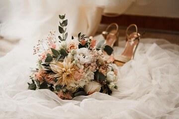 Bouquet de mariage sur robe de la mariée