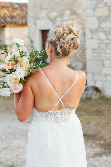 mariée de dos et son bouquet