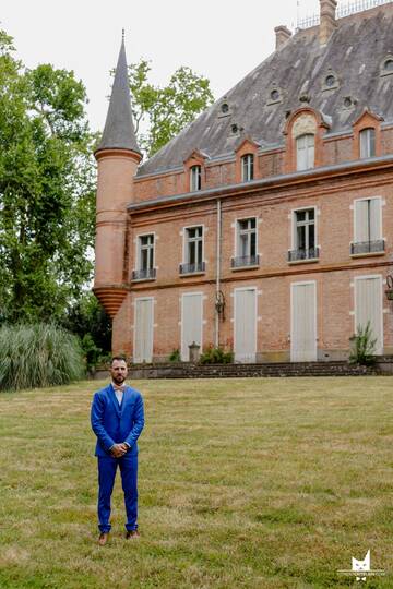 Marié devant le château