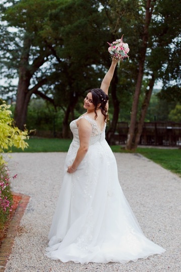 surprise et remise du bouquet par le marié