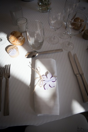 Menu et fleurs en papier