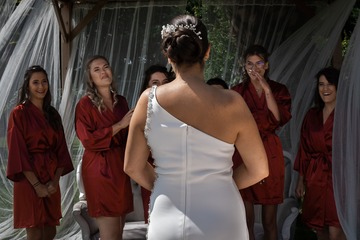 Moment où les demoiselles d'honneur découvrent la mariée