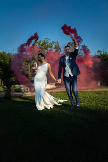 Photo couple avec fumigènes rouges