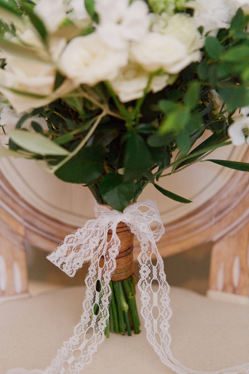 Poignée dentelle bouquet mariée