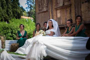 Remorque décorée et tracteur mariage