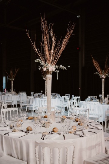 salle avec déco de table avec branchage