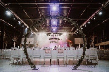 salle de réception avec deco anneaux de mariage