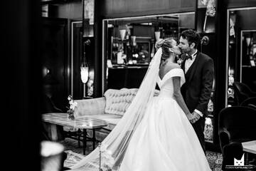 Séance photo couple intérieur grand hotel