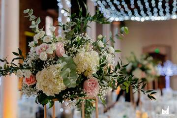 Selette dorée et composition florale mariage