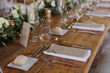 table des mariés sur table en bois