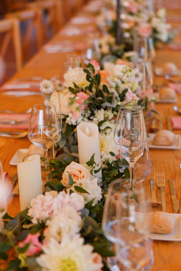 Table en bois et déco florale naturelle 