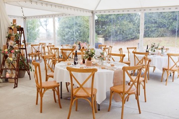 Tables mariage et chaises en bois