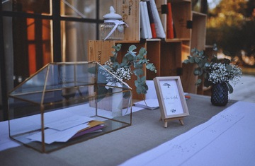 table naturelle avec eucalyptus, gypsophile et craspedia