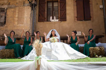 Arrivée de la mariée saluant les convives