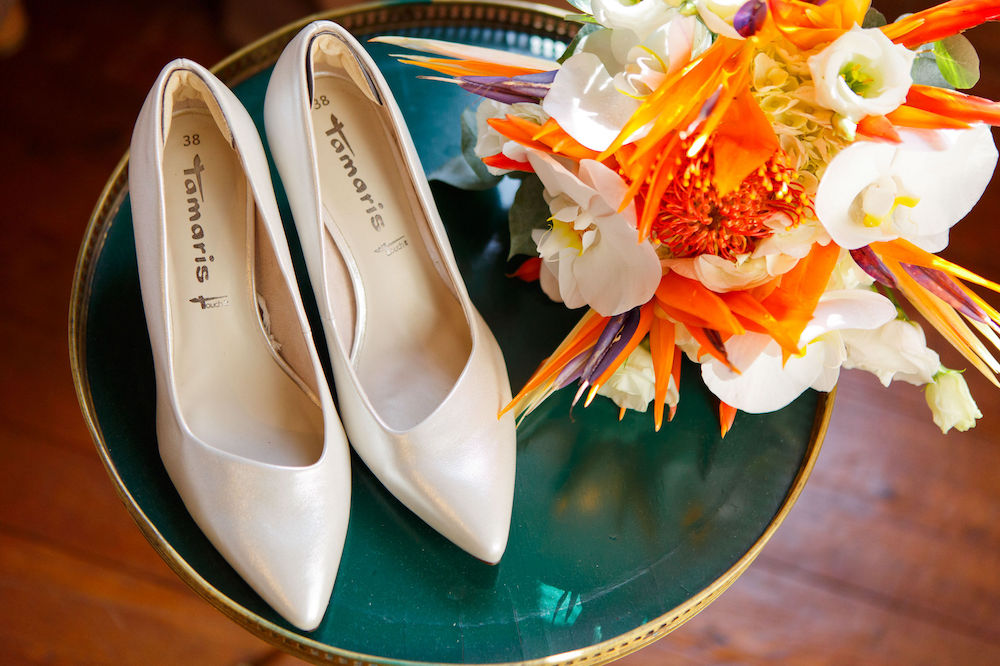 bouquet et talons de la mariée