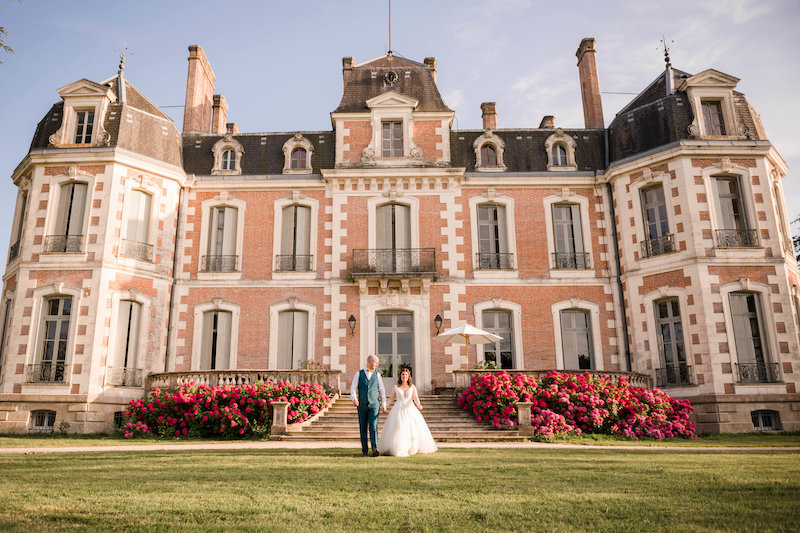 mariés devant le château