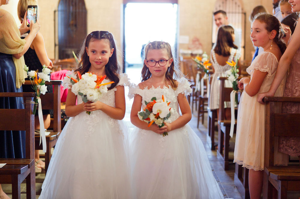 filles des mariés apportent les alliances