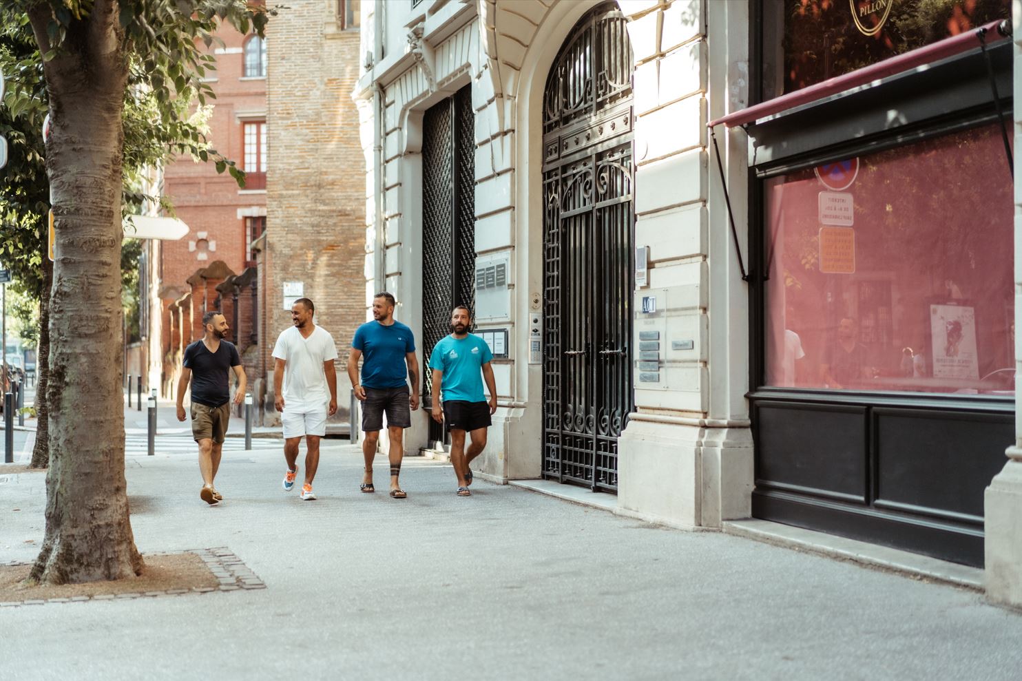 La Dolce Vita | Marié et ses témoins préparatifs barbier
