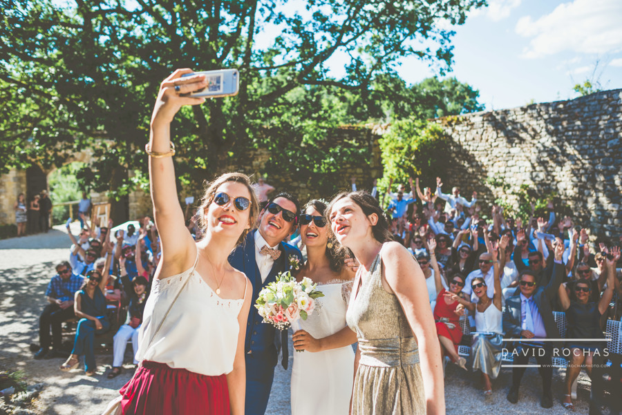 selfie au mariage avec l’aide d’une organisatrice