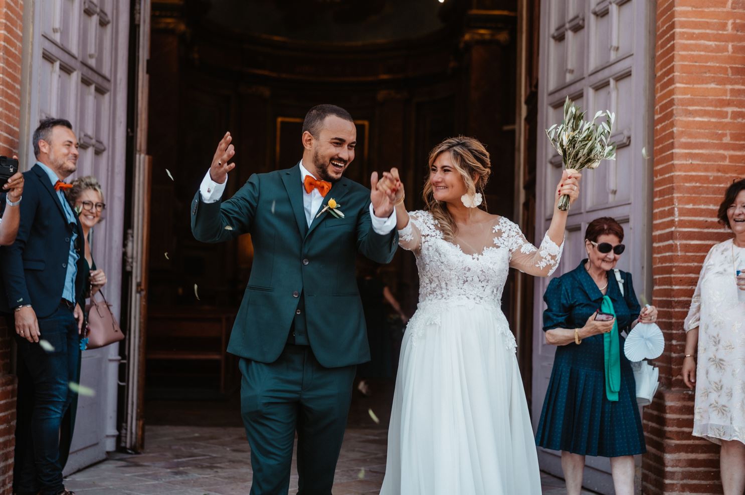 Sortie église avec lance de feuilles d’olivier