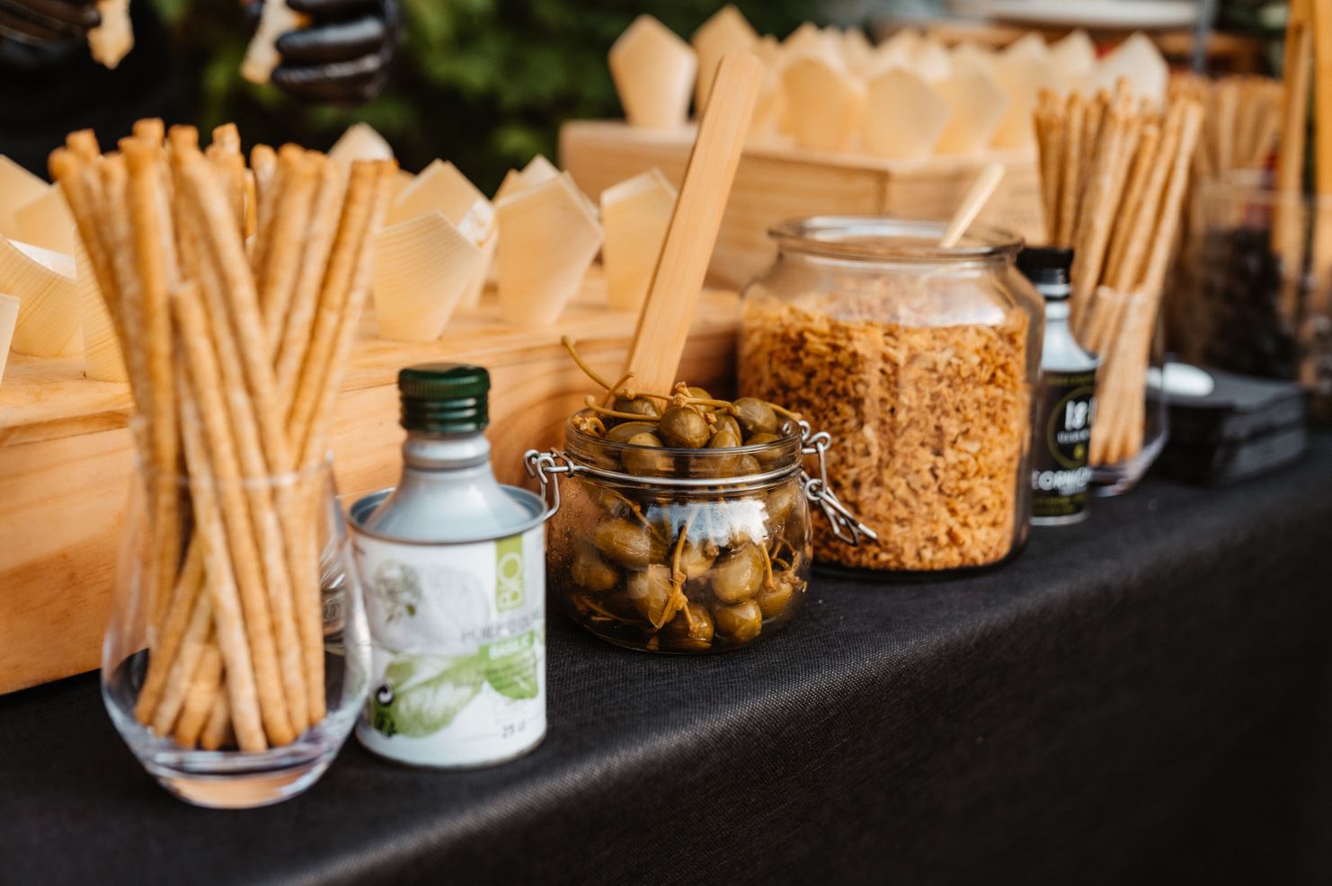 Gressins, capres et huile d’olive