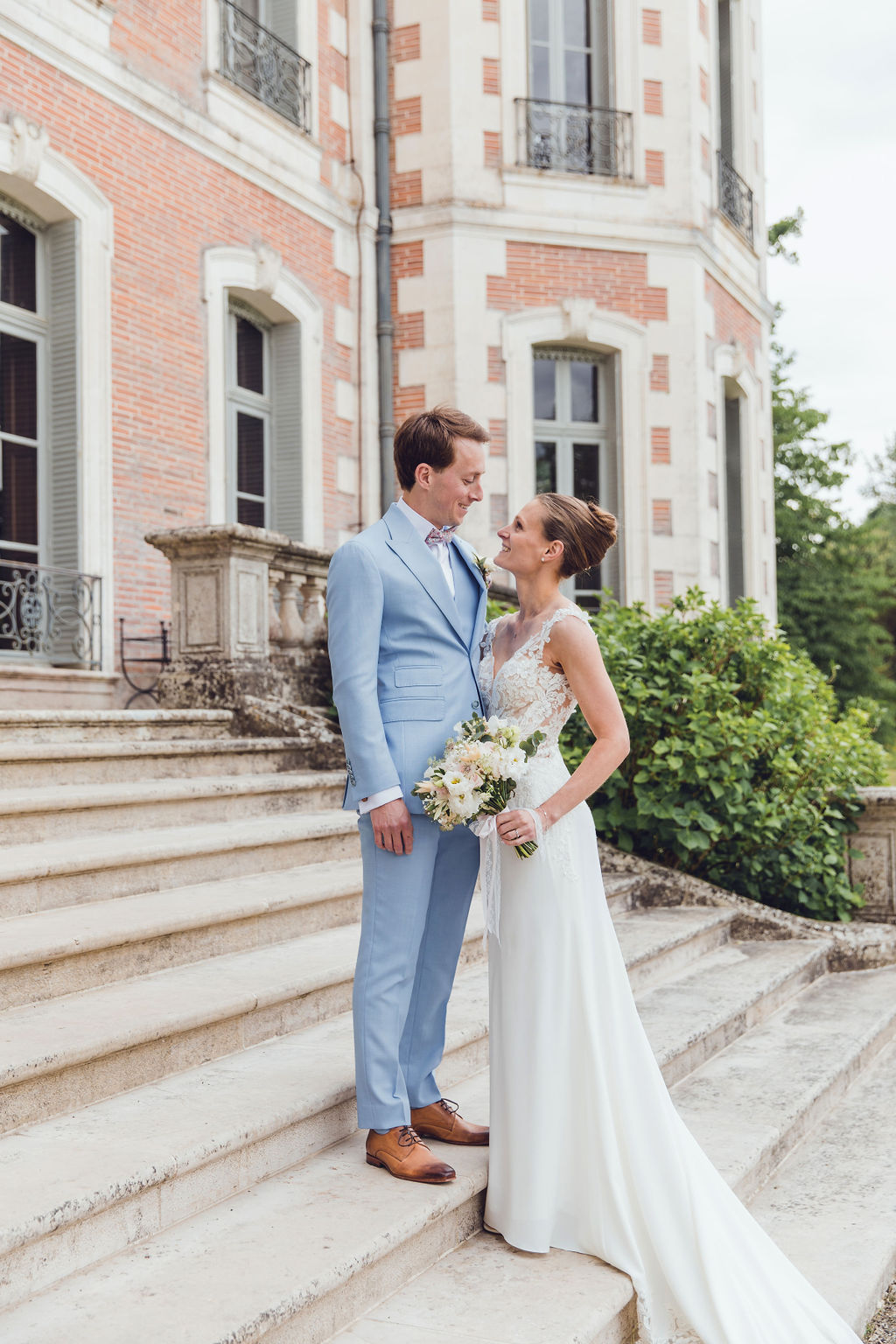 mariés sur les marches