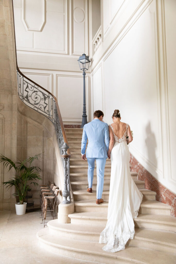 mariés montent les marches