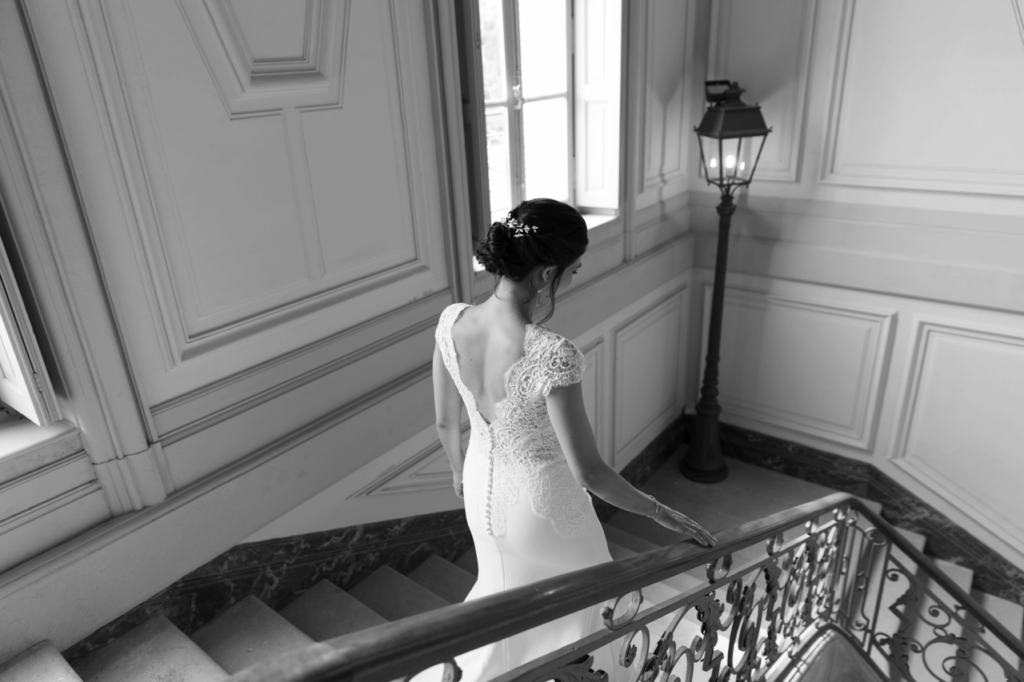 marié descend les marches