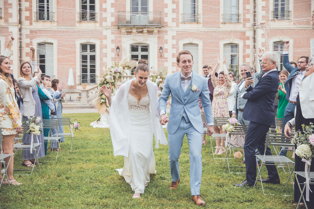 mariés passent sous les pelotes