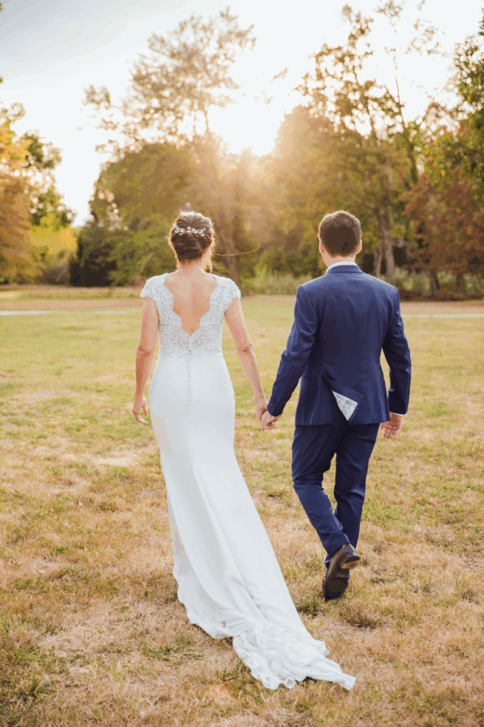 mariés devant le soleil