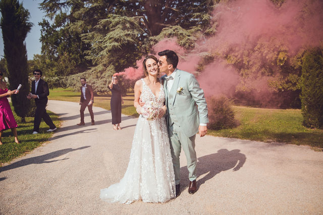 mariés devant fumiginènes