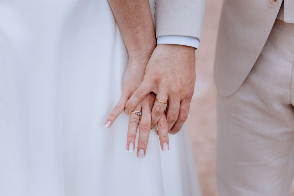 Alliances et bague de fiancailles