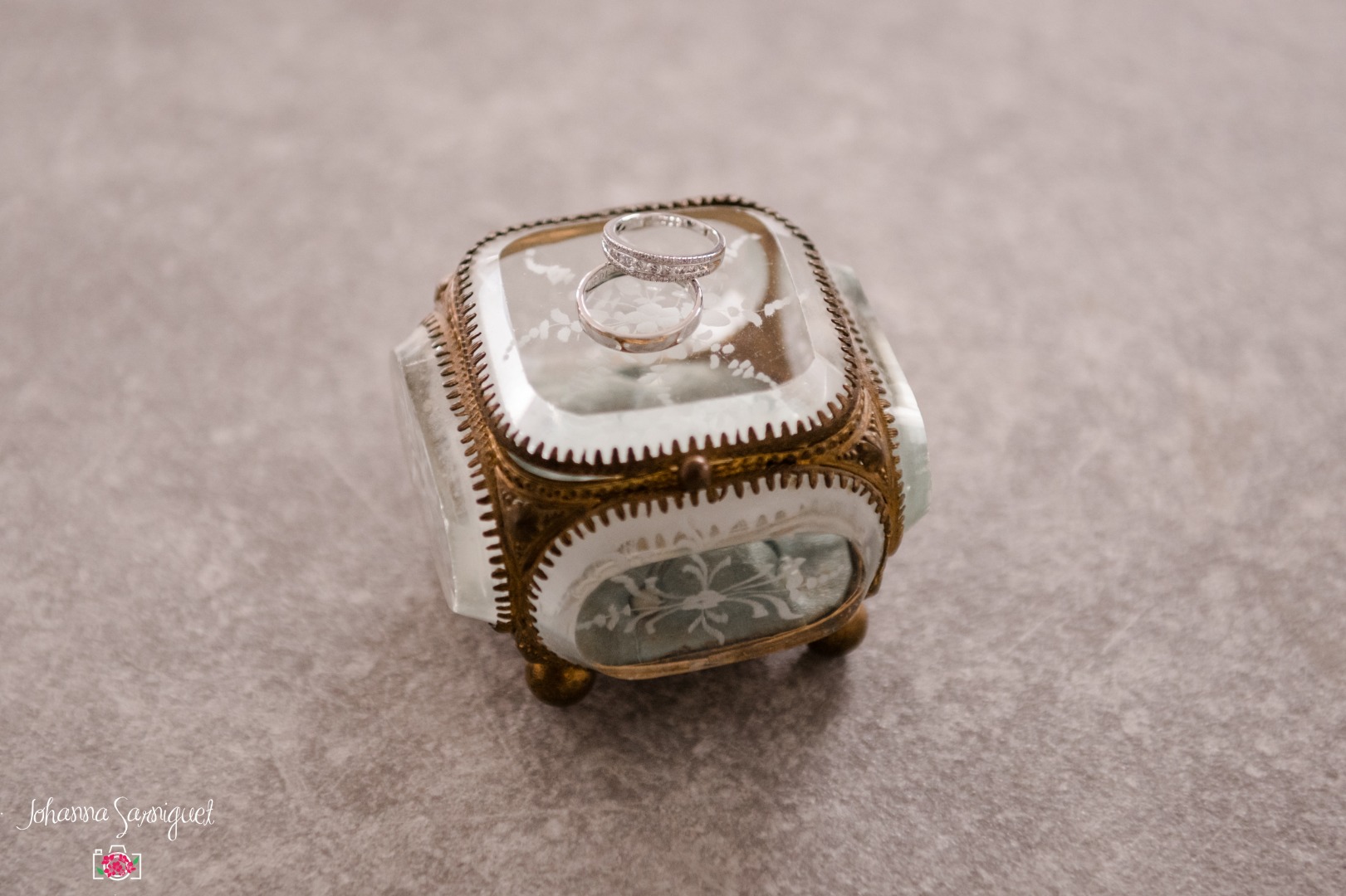 Alliances et écrin romantique vintage La Dolce Vita Organisation de Mariages Toulouse