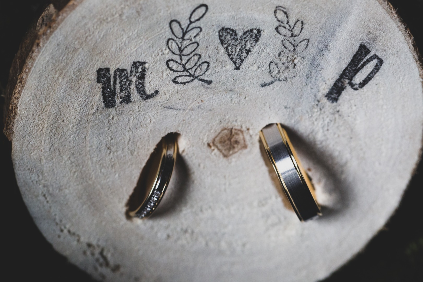 Alliances sur rondin de bois La Dolce Vita Organisation de Mariages Toulouse