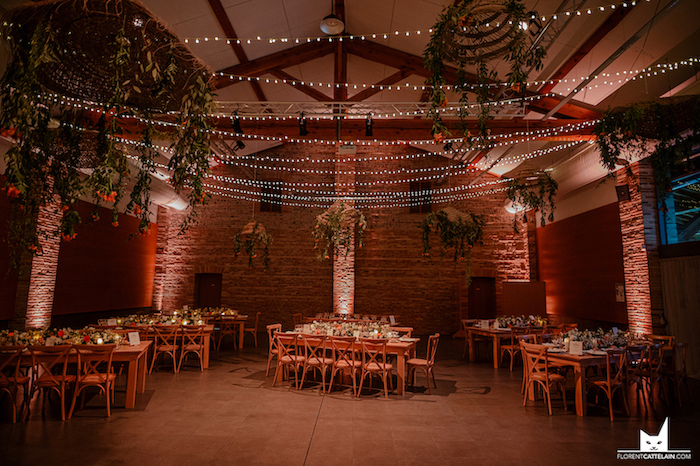 salle avec décoration