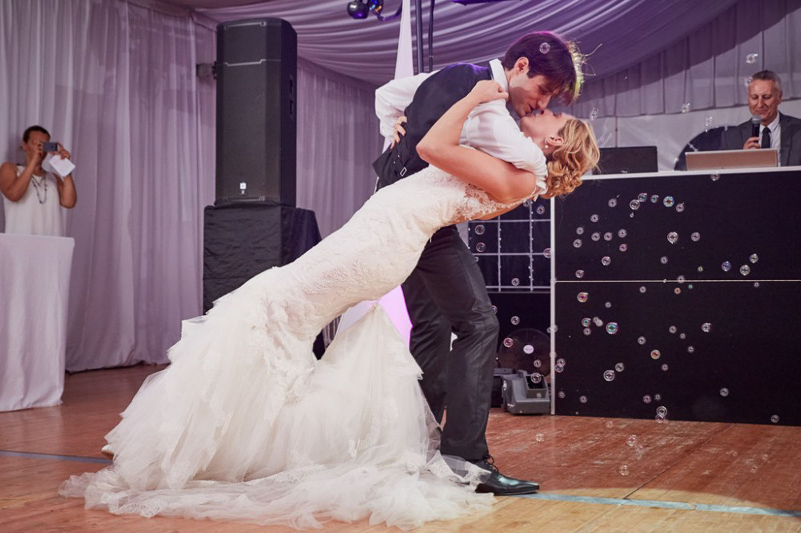 Baiser des mariés pour l&rsquo;ouverture de bal La Dolce Vita Organisation de Mariages Toulouse