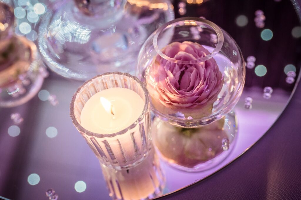 Bougie miroir et rose La Dolce Vita organisation de mariages Toulouse.jpg