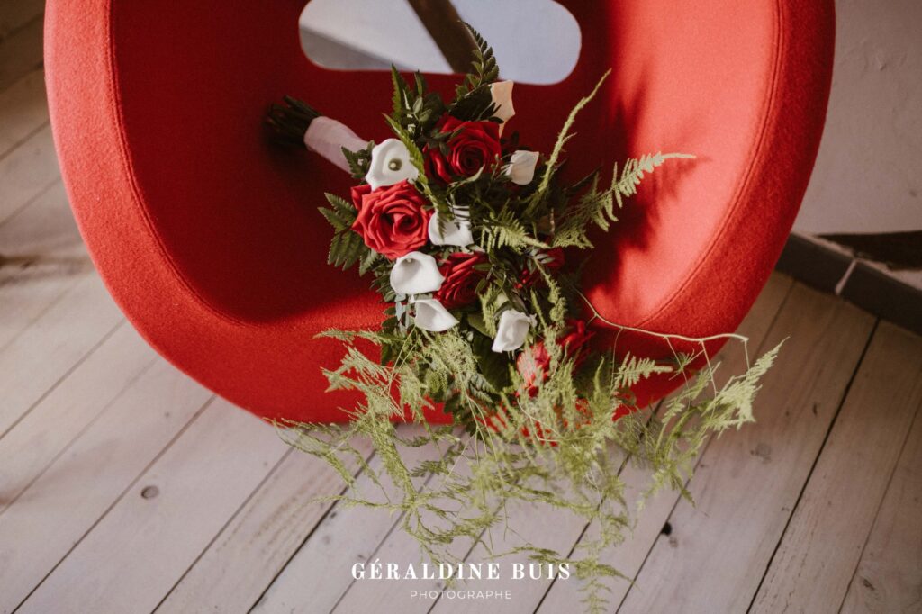 Bouquet sauvage rouge blanc La Dolce Vita Organisation Mariage Toulouse.jpg